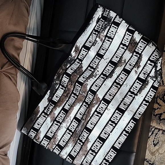 Victoria's Secret Tote - Picture 1 of 3